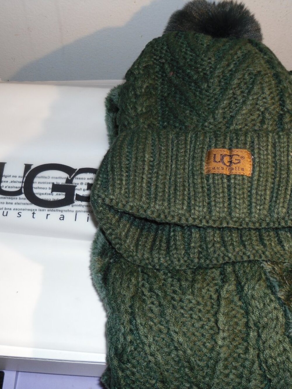 UGG infinity women's winter hat & scarf set green new